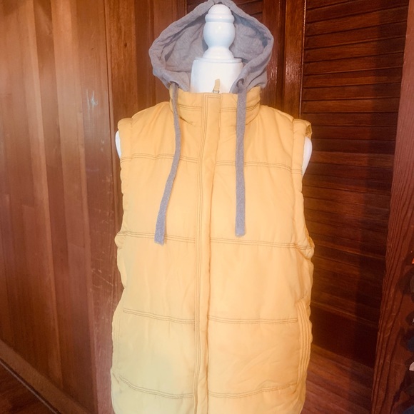Weatherproof yellow vest m large with a soft Sherpa inside. Zipper pockets - Picture 5 of 9
